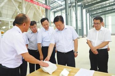 新任汉中市委书记方红卫到陕西新兴阳能源科技有限公司调研